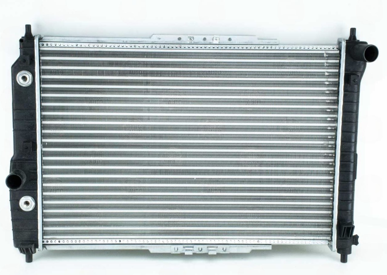 радиатор двиг.Chevrolet AVEO 1.6, 1.4 автомат с конд..(600мм) Flagmus (96536525)