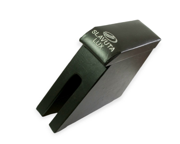 подлокотник ЗАЗ Славута  черный  с вышивкой (кожзам)